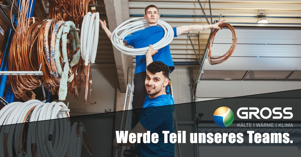 GROSS-Stellenangebot-Mechatroniker-Kaeltetechnik-20260721-03 Zwei Montagemitarbeiter von GROSS Kälte-, Wärme- & Klimatechnik bereiten Materialien für gemeinsame Projekte vor.