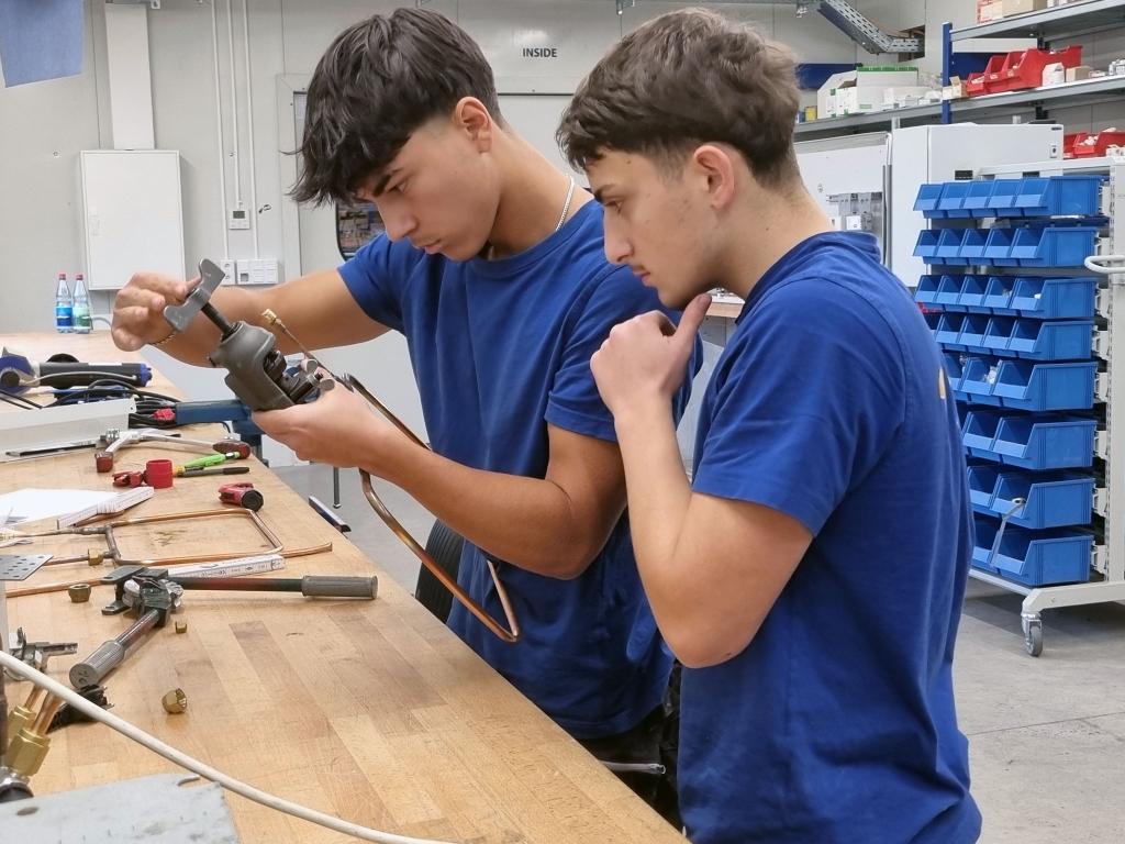 GROSS-Ausbildung-Mechatroniker-Kaeltetechnik-Azubis-Jean-Erkan-20260716 Auszubildende Jean und Erkan bei der praktischen Ausbildung zum Mechatroniker für Kältetechnik bei GROSS Kälte- und Klimatechnik.